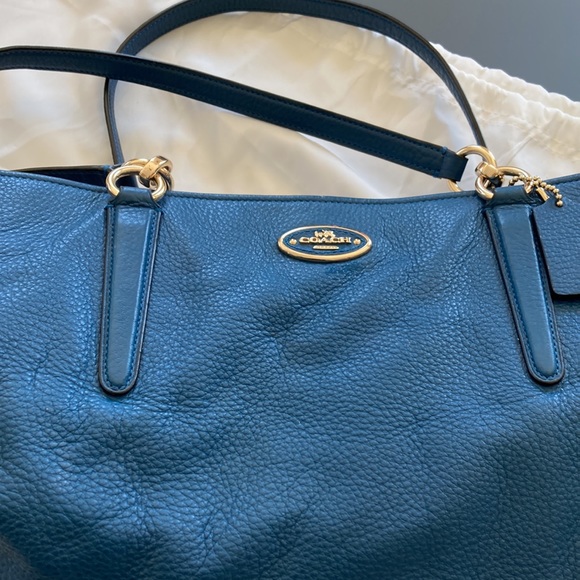 COACH leather shoulder bag in great condition, perfect for spring and summer - Picture 2 of 8